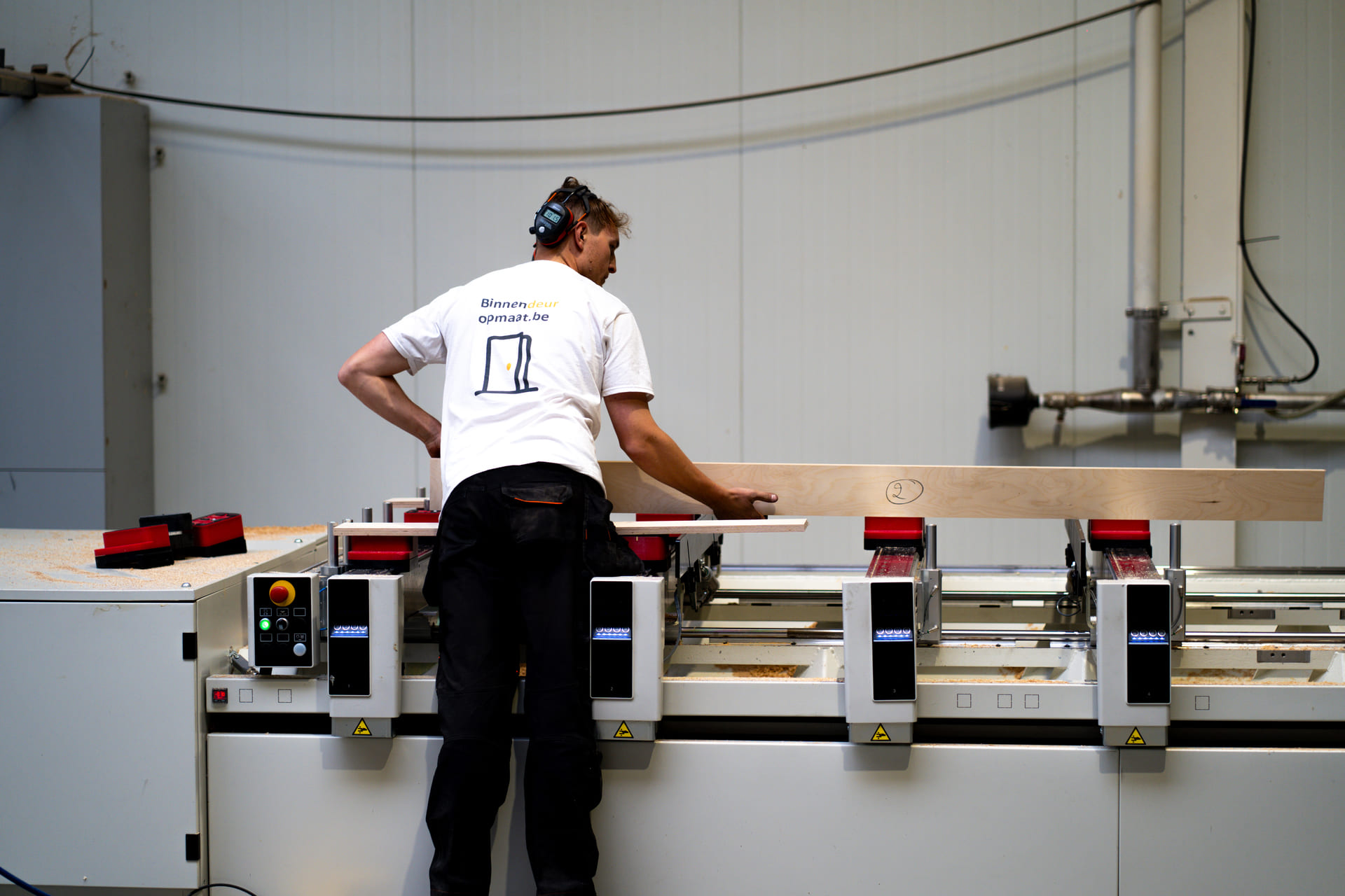 Binnendeur op maat Binnendeur zagen op CNC machine